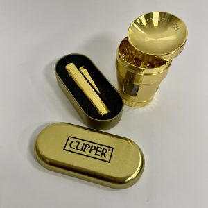 Darilni paket: Clipper Metal Limited + Grinder Curved - Gold Darilni paket Gold je kot nalašč darilo za Novo letno zabavo! Ta super ideja za darilo bo razveselila vsakega, ki ceni kakovost in estetiko. Clipper