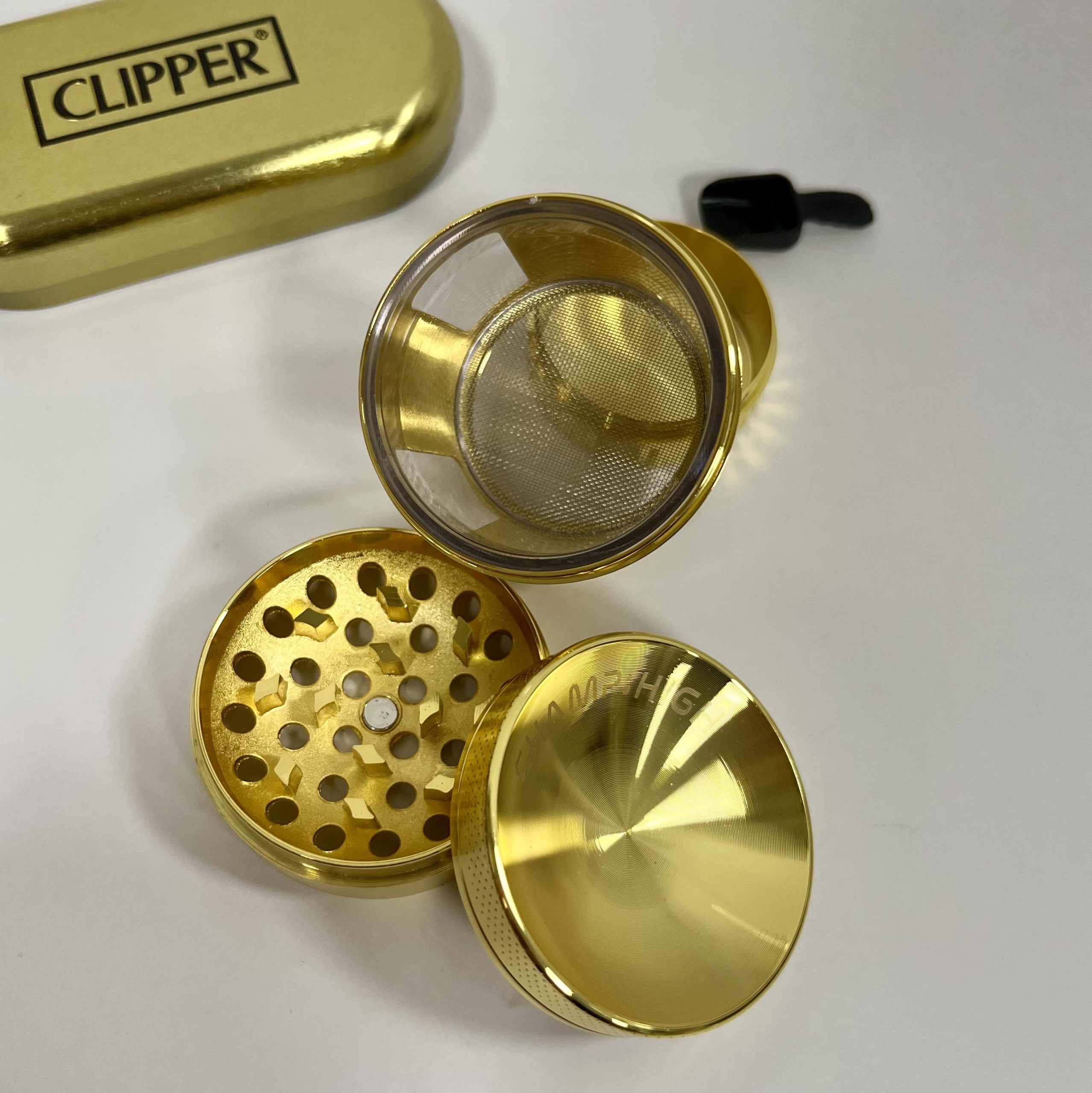 Darilni paket: Clipper Metal Limited + Grinder Curved - Gold Darilni paket Gold je kot nalašč darilo za Novo letno zabavo! Ta super ideja za darilo bo razveselila vsakega, ki ceni kakovost in estetiko.
