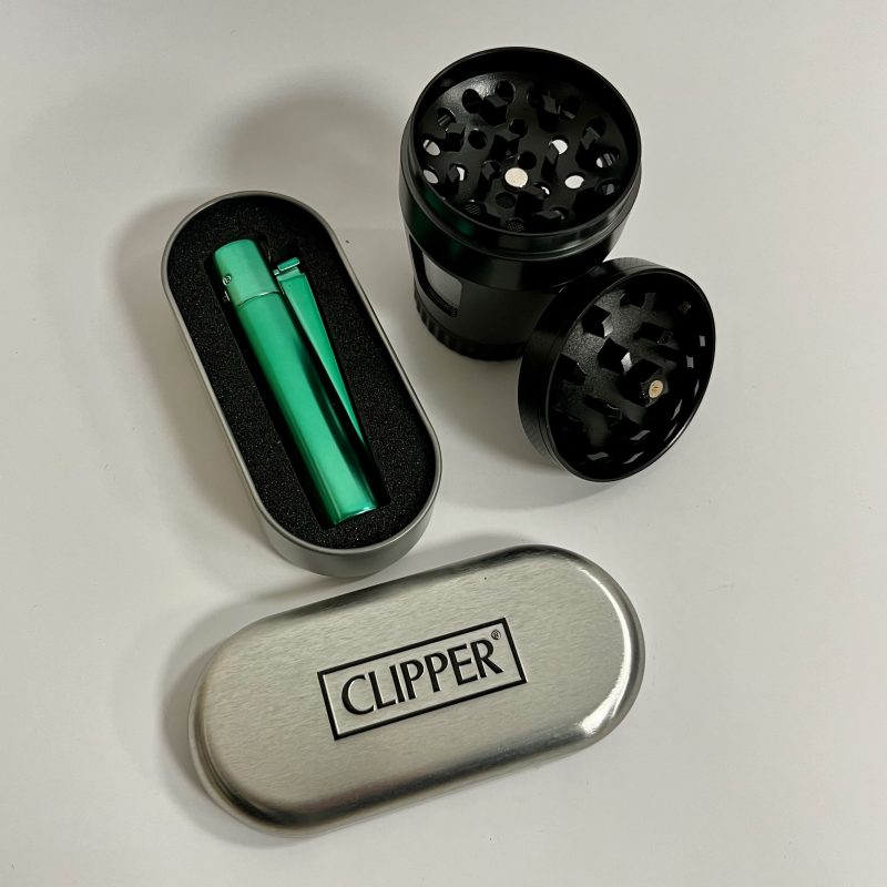 Darilni paket Black & Green je super izbira za darilo za Novo leto, ki bo razveselila vsakega, ki ceni kakovost in estetiko.