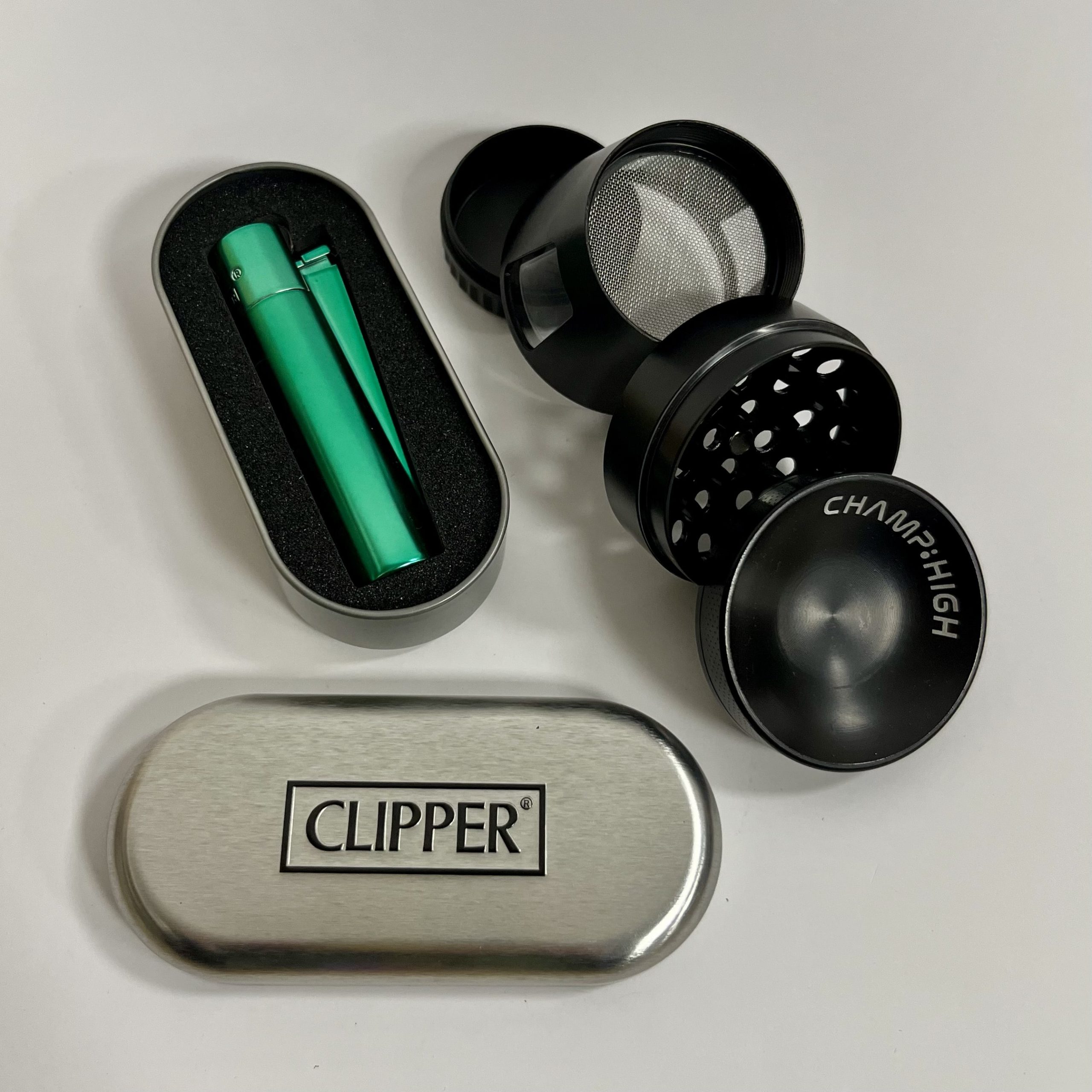 Darilni paket Black & Green je super izbira za darilo za Novo leto, ki bo razveselila vsakega, ki ceni kakovost in estetiko.