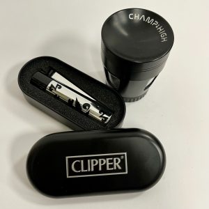 Darilni paket Silver Leaf je super ideja za darilo, za vse, ki cenijo kakovost in estetiko. Darilni paket vključuje premium kovinski Clipper Metal (limited edition) z elegantno kovinsko škatlico ter 4-delni aluminijasti Grinder Curved z diamantno oblikovanimi rezili za gladko mletje ter mrežico za zbiranje cvetnega prahu. Grinder ima tudi spodnji rezervoar ter priročno lopatico za enostavno zbiranje.