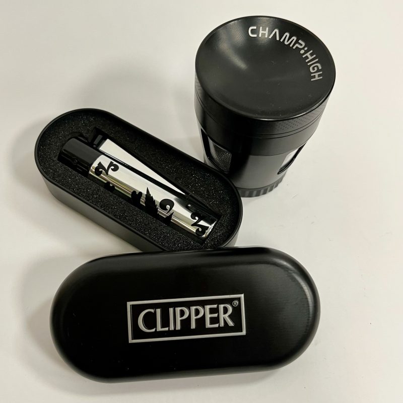 Darilni paket Silver Leaf je super ideja za darilo, za vse, ki cenijo kakovost in estetiko. Darilni paket vključuje premium kovinski Clipper Metal (limited edition) z elegantno kovinsko škatlico ter 4-delni aluminijasti Grinder Curved z diamantno oblikovanimi rezili za gladko mletje ter mrežico za zbiranje cvetnega prahu. Grinder ima tudi spodnji rezervoar ter priročno lopatico za enostavno zbiranje.